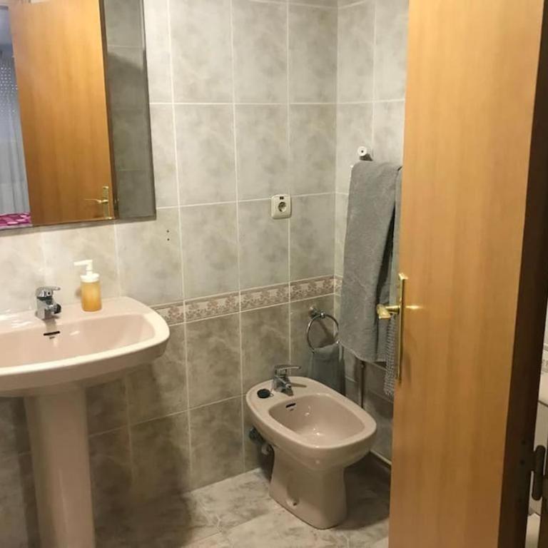 Apartamento cómodo y espacioso con parking - Three-Bedroom Apartment - 15