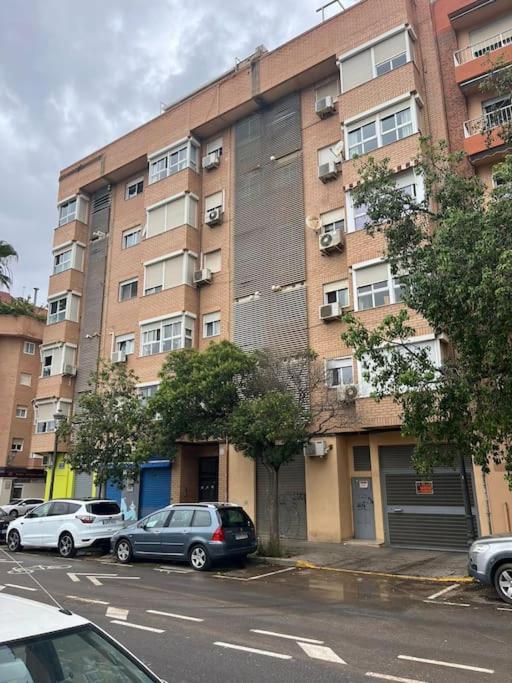 Apartamento cómodo y espacioso con parking - Three-Bedroom Apartment - 23