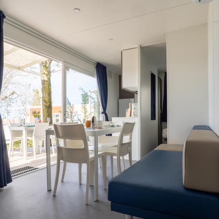 La Rocca Camping Village - Casa Mobile Familiare con 3 Camere da Letto - 10