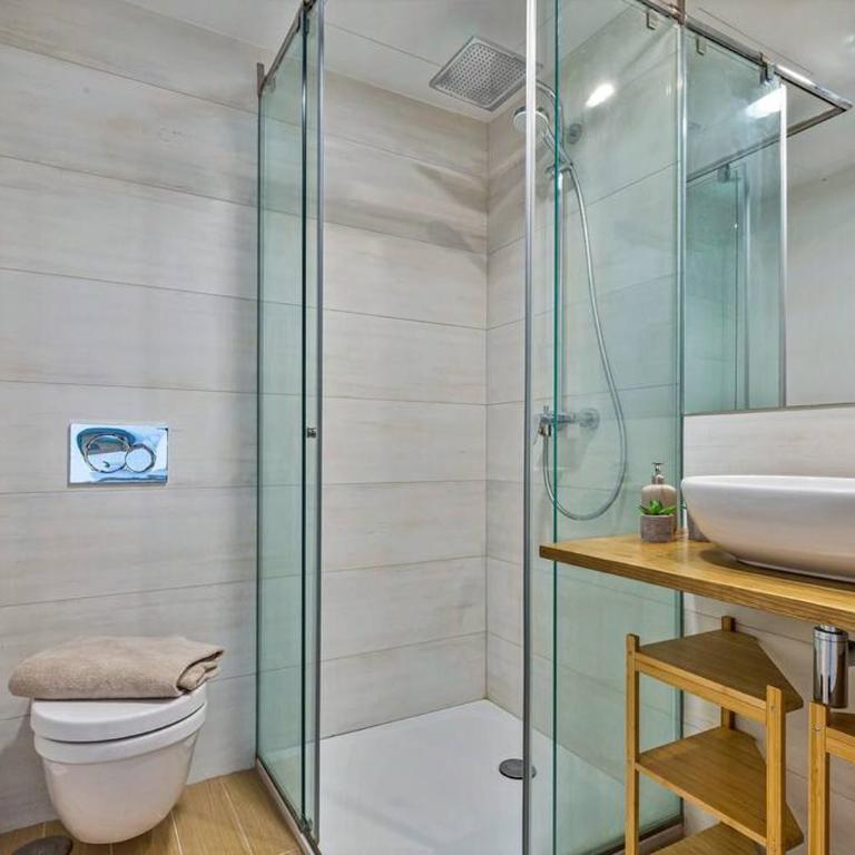 Stunning luxurious penthouse with panoramic views. - Three-Bedroom Apartment - 5