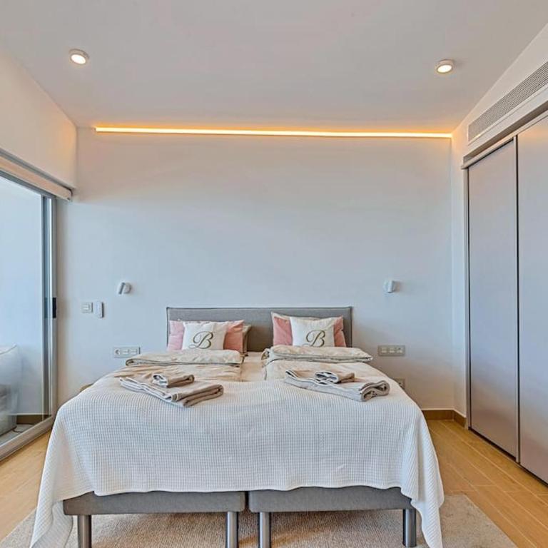Stunning luxurious penthouse with panoramic views. - Three-Bedroom Apartment - 7