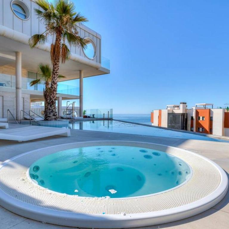 Stunning luxurious penthouse with panoramic views. - Three-Bedroom Apartment - 9