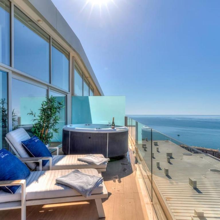 Stunning luxurious penthouse with panoramic views. - Three-Bedroom Apartment - 11