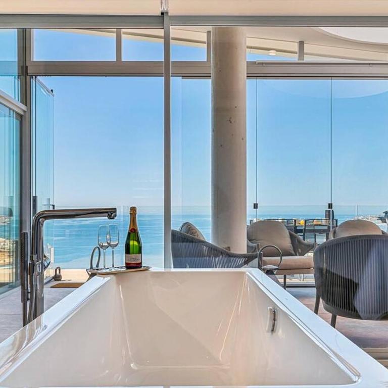 Stunning luxurious penthouse with panoramic views. - Three-Bedroom Apartment - 17