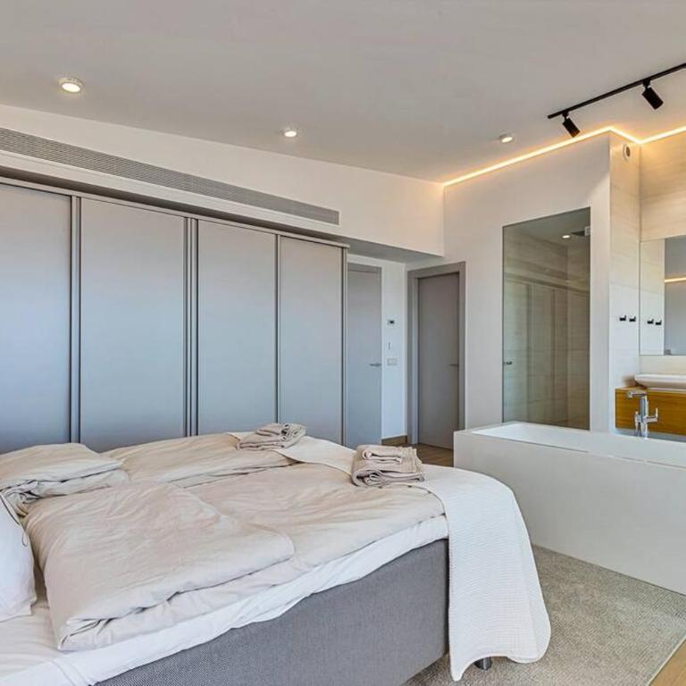 Stunning luxurious penthouse with panoramic views. - Three-Bedroom Apartment - 18