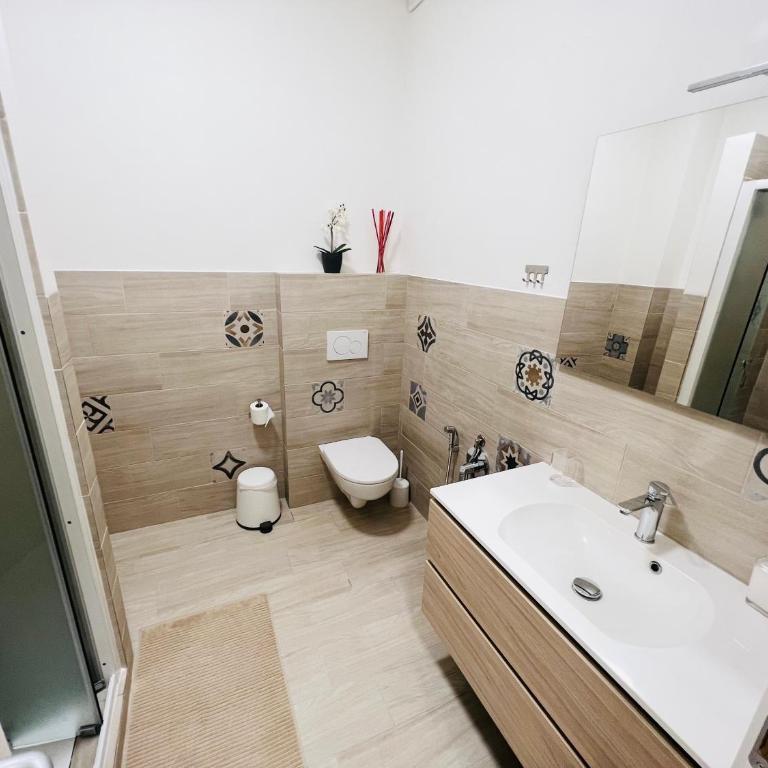Sonila's Home 1 - Camera Matrimoniale con Bagno Privato - 3
