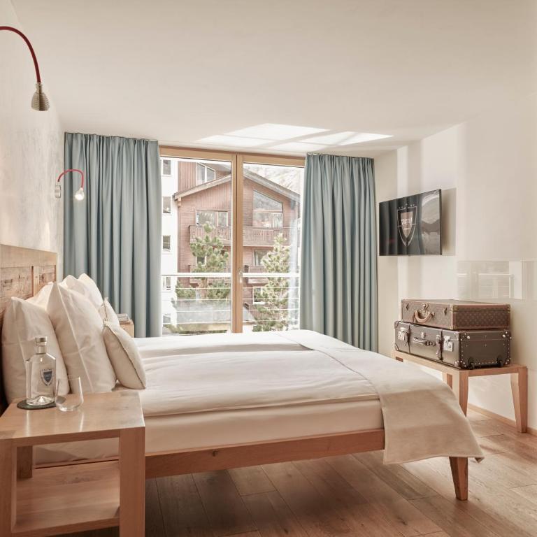 Firefly Luxury Suites - Deluxe Suite - 2