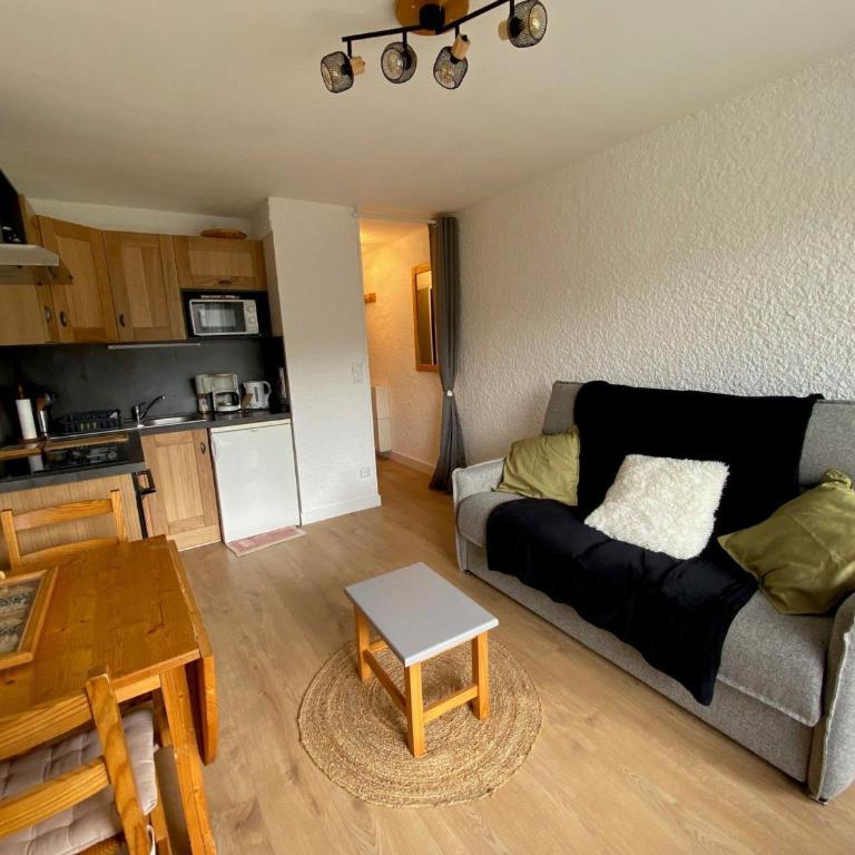 Studio cosy avec balcon, 2 nuits - La Clusaz, proche Bossonnet et pistes, parking inclus - FR-1-459-206 - Estudio - 1