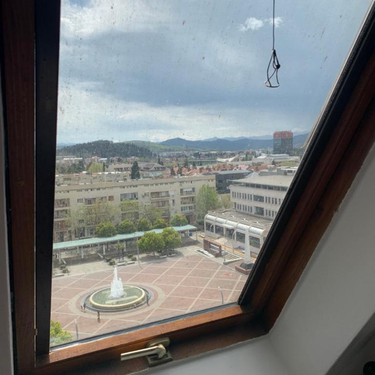 Stan u strogom centru grada - Apartman sa 2 Spavaće Sobe i Pogledom na Grad - 11