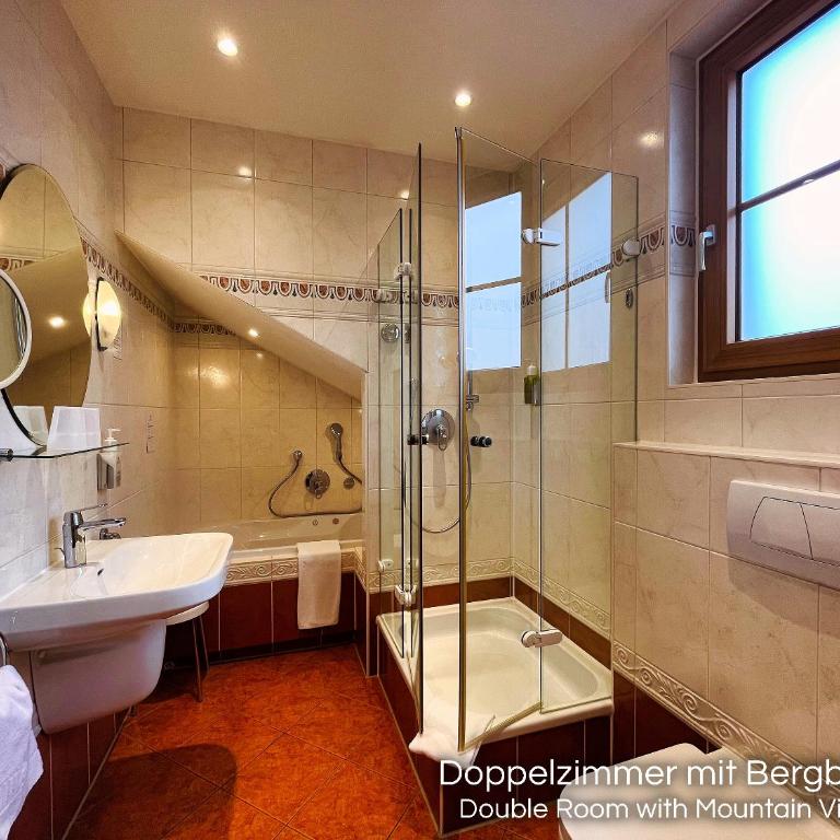 Landhotel Guglhupf - Doppelzimmer mit Bergblick - 4