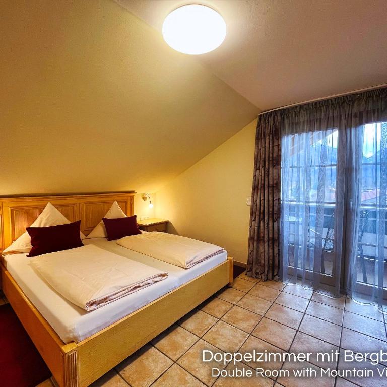 Landhotel Guglhupf - Doppelzimmer mit Bergblick - 5