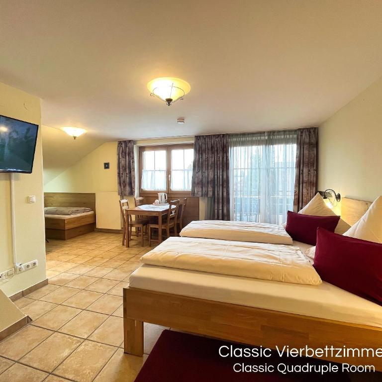 Landhotel Guglhupf - Classic Vierbettzimmer - 1