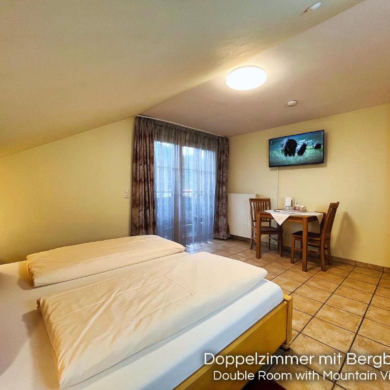 Landhotel Guglhupf - Doppelzimmer mit Bergblick - 2
