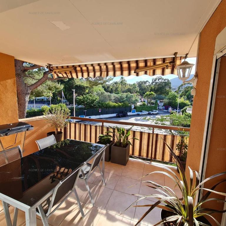 T3 rénové 49m², centre-ville Cavalaire-sur-Mer, plages à pied, clim, terrasse, parking sous-sol - FR-1-100-278 - Appartement - 2
