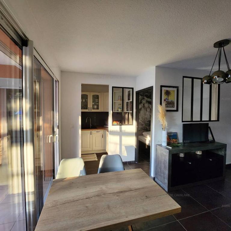 T3 rénové 49m², centre-ville Cavalaire-sur-Mer, plages à pied, clim, terrasse, parking sous-sol - FR-1-100-278 - Appartement - 3