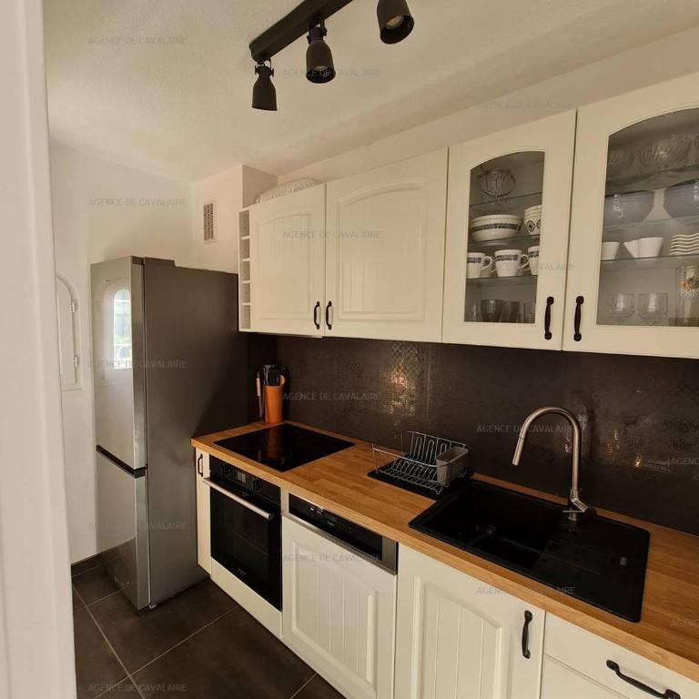 T3 rénové 49m², centre-ville Cavalaire-sur-Mer, plages à pied, clim, terrasse, parking sous-sol - FR-1-100-278 - Appartement - 5
