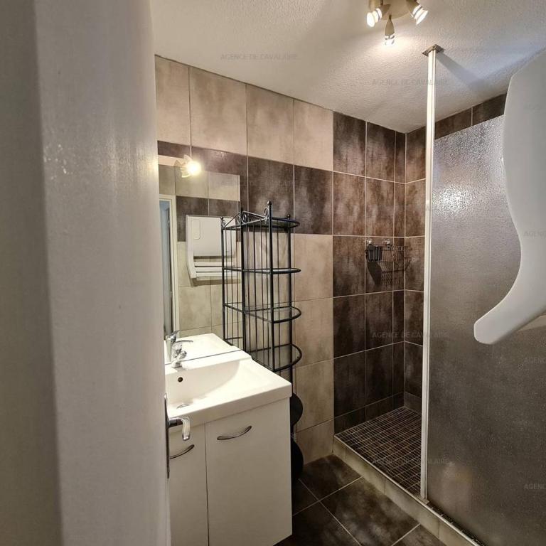 T3 rénové 49m², centre-ville Cavalaire-sur-Mer, plages à pied, clim, terrasse, parking sous-sol - FR-1-100-278 - Appartement - 10