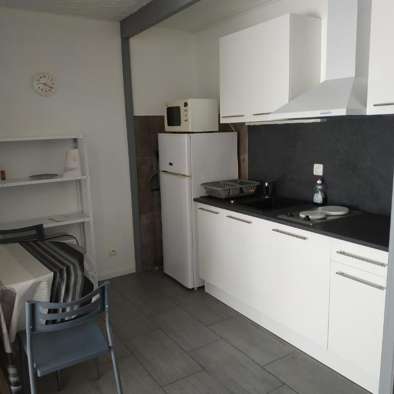 Appartement 30m2 classé 2 étoiles Atout France 200m port plages commerces - Apartment mit 1 Schlafzimmer - 12