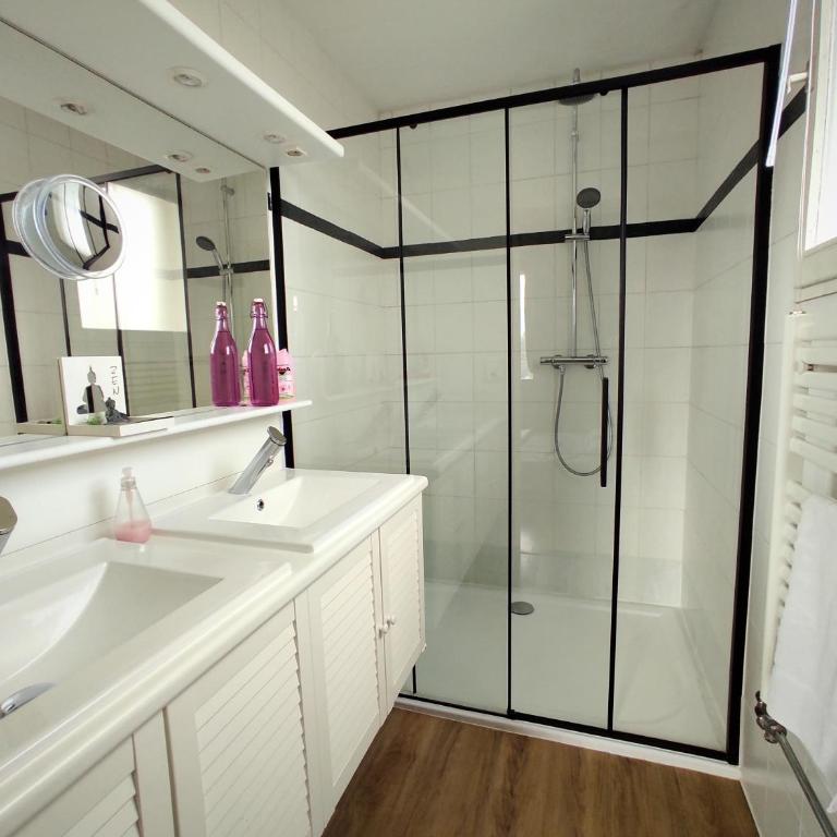 Le Belvédère : chambres et table d'hôtes - Chambre Double ou Lits Jumeaux avec Salle de Bains Privative - 3