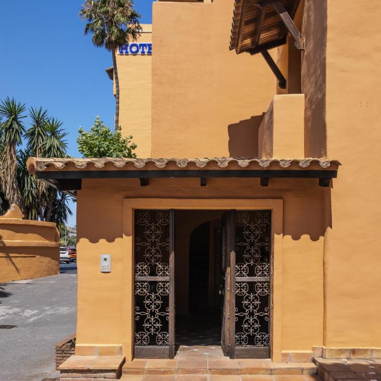 Seafront Paradise in El Paraiso - Two-Bedroom Apartment - 35