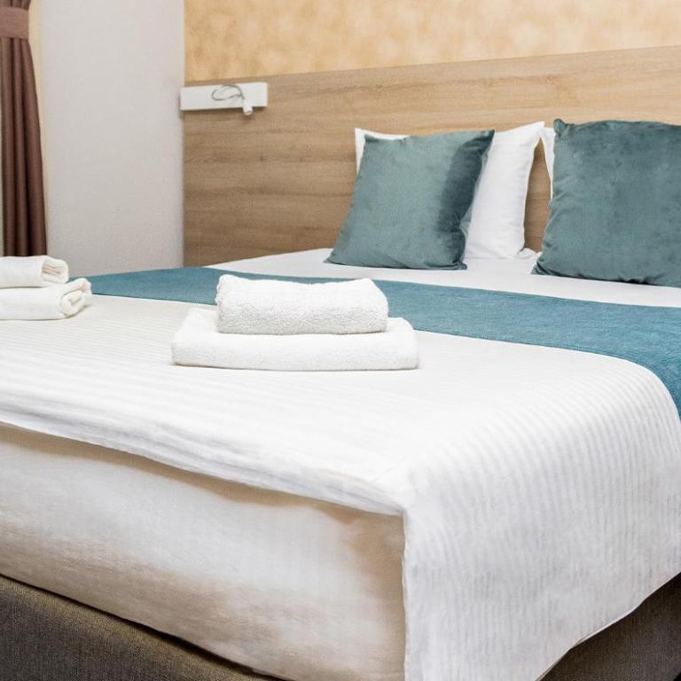 Garni Hotel Mint - Specijalna Ponuda – Dvokrevetna Soba sa Bračnim Krevetom i Parking Mestom - 6