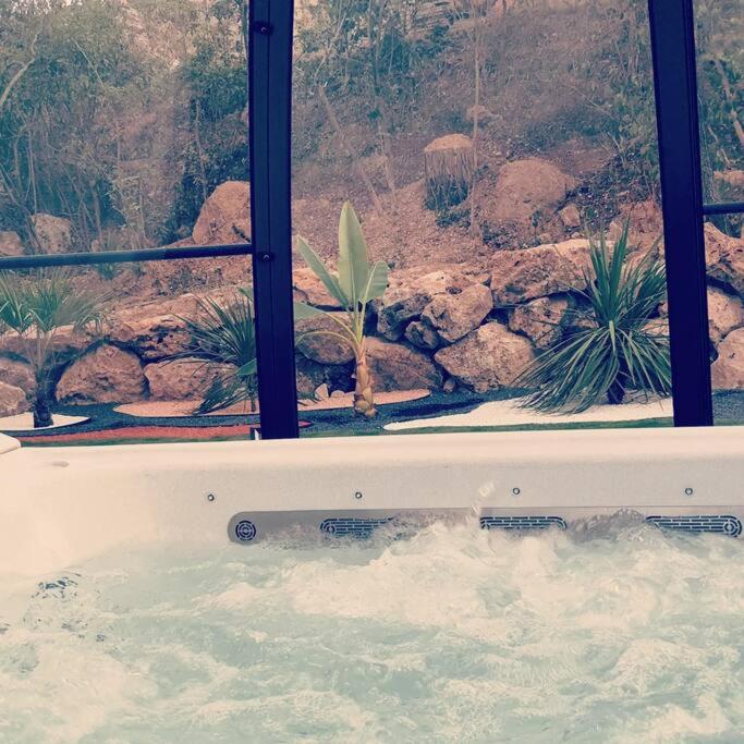 La Bonne Etoile Marseille ! Hébergement romantique ! Jacuzzi et Piscine chauffée - Maison 1 Chambre - 5