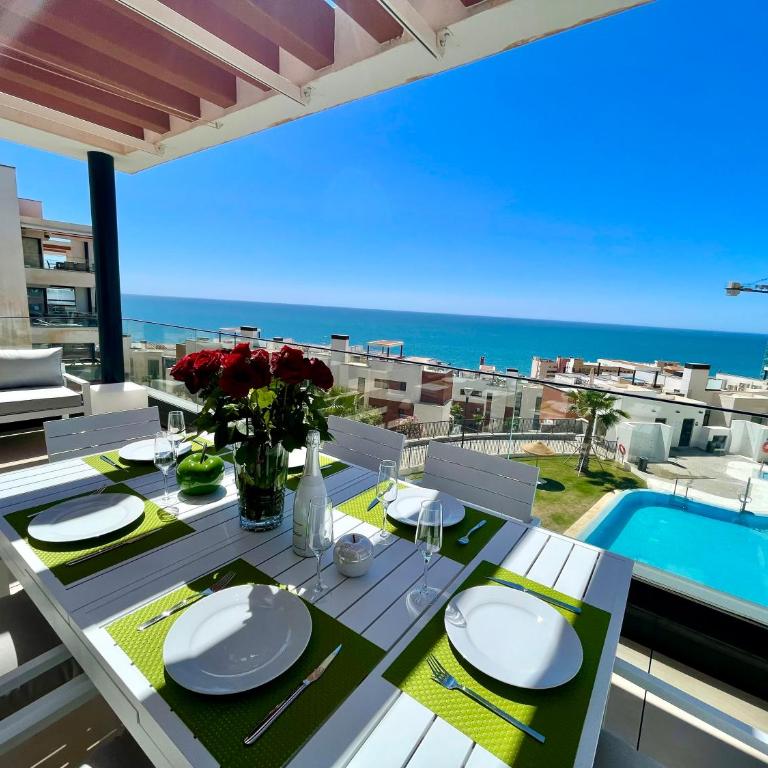 Luxury 3 Bedroom Penthouse - Three-Bedroom Apartment - 4