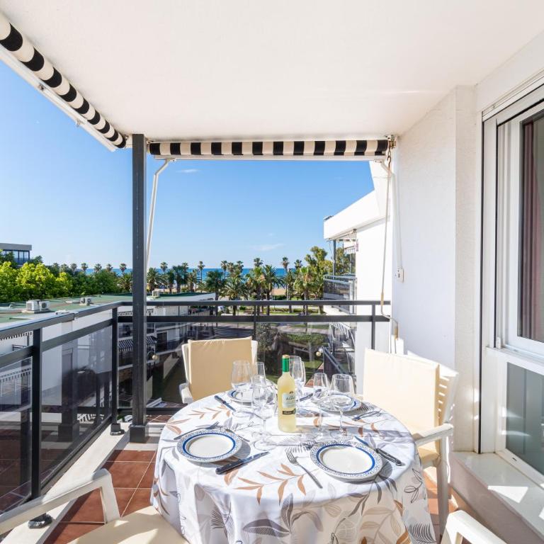 Salou Vista al Mar- Parking Free - 4 Ambientes - Three-Bedroom Apartment - 6