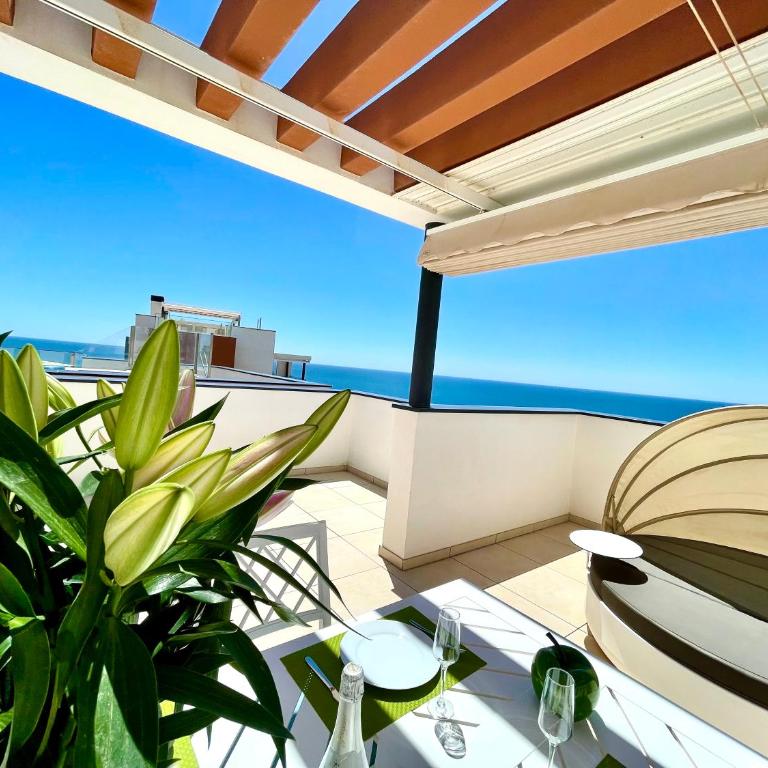 Luxury 3 Bedroom Penthouse - Three-Bedroom Apartment - 10