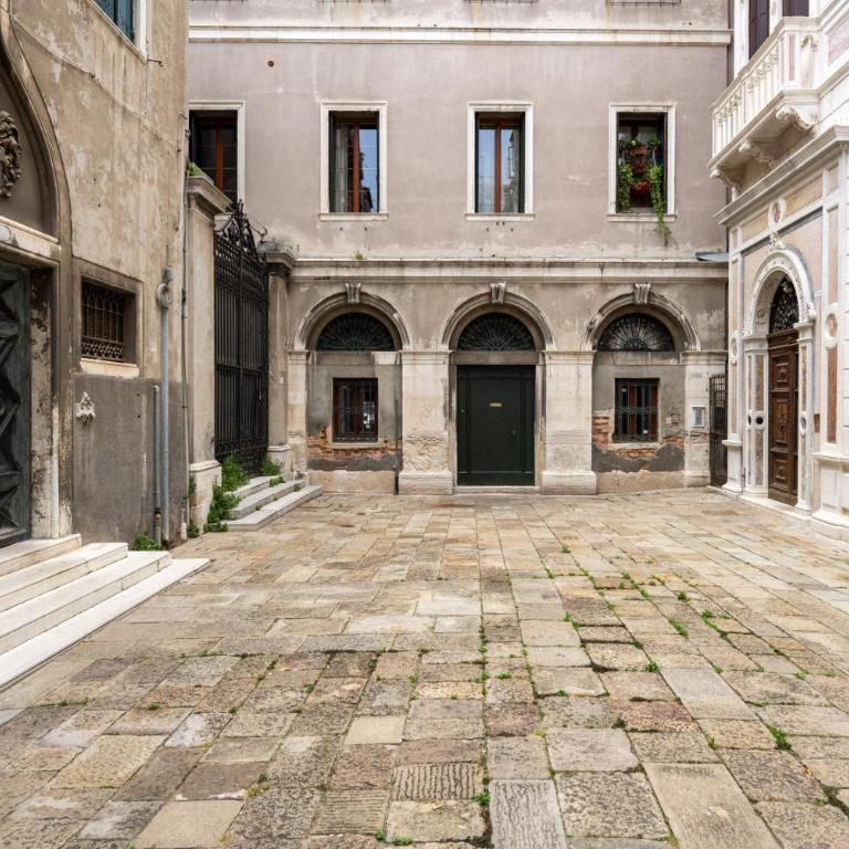 Palazzo Borgoloco - Appartamento con 3 Camere da Letto - 46