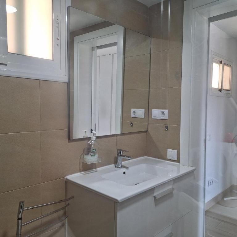 White and Quiet! Modern apartment in San Agustin - One-Bedroom Apartment - 14