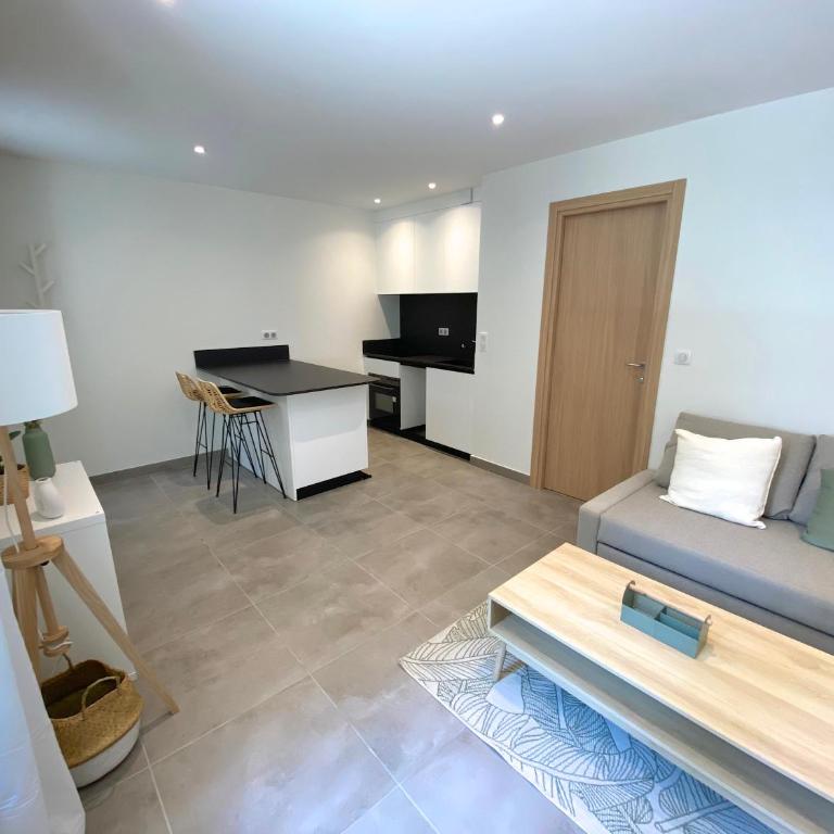 T2 rénové, jardin parking & garage privé, proche centre - One-Bedroom House - 10