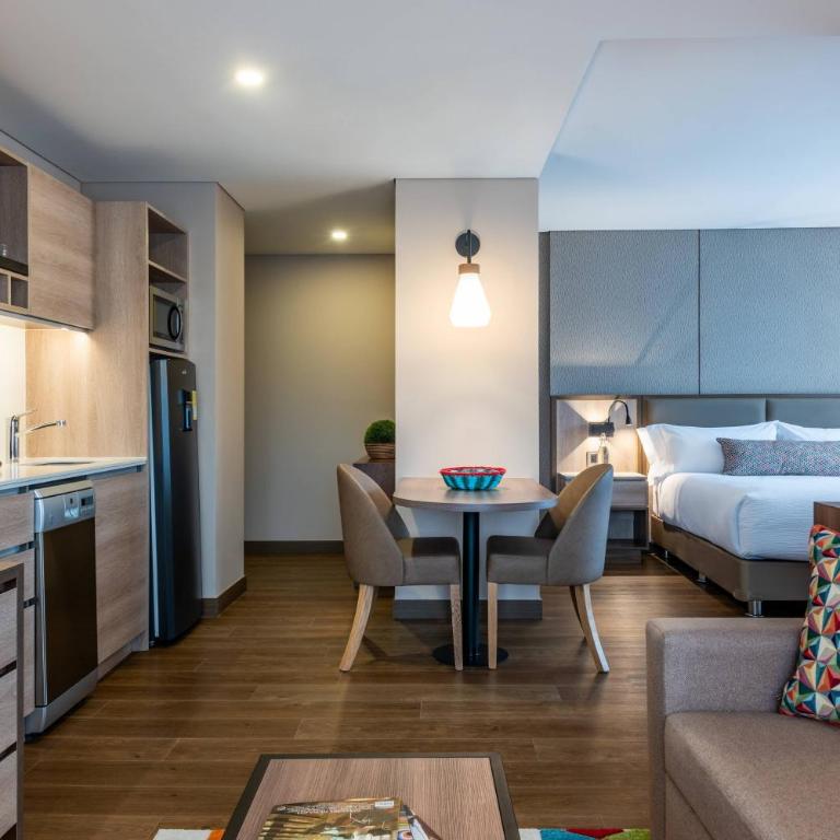 Residence Inn by Marriott Bogota - Suite Junior con 1 dormitorio, 1 cama extragrande, sofá cama y vistas a la ciudad - 1