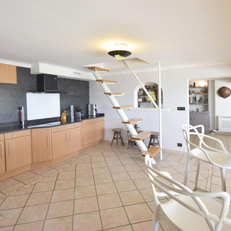 Family house with swimming pool & sea view - Villa - 17