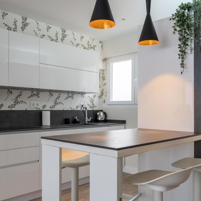 Beltran apartment by People Rentals - Three-Bedroom Apartment - 12