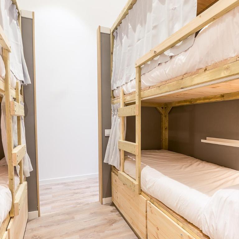 Ant Hostel Barcelona - Bed in 4-Bed Mixed Dormitory Room with Private Bathroom - 4