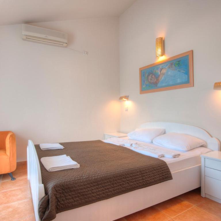 Apartments and Rooms Teona - Dvokrevetna Soba sa Bračnim Krevetom sa Balkonom i Pogledom na More - 9