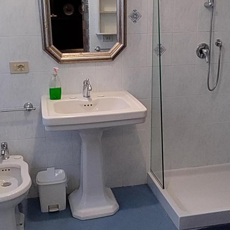 Alfieri Bed & Breakfast - Camera Matrimoniale con Bagno Privato - 4