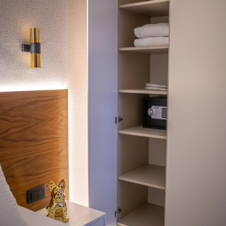 Enyana Luxury Suites - Apartment with Balcony - 13