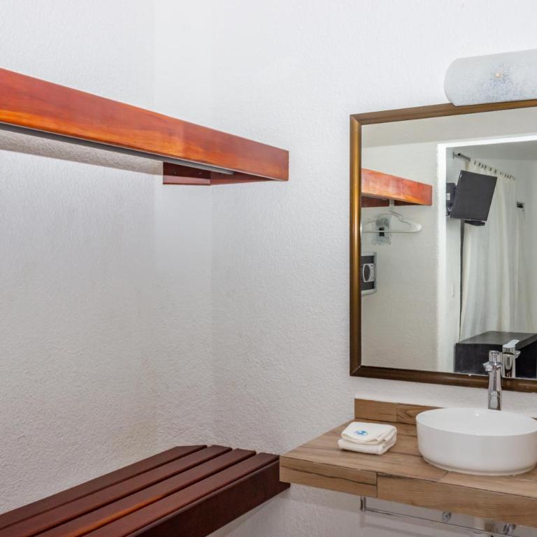 Pelicano Inn Playa del Carmen - Beachfront Hotel - Deluxe Double Room - 8