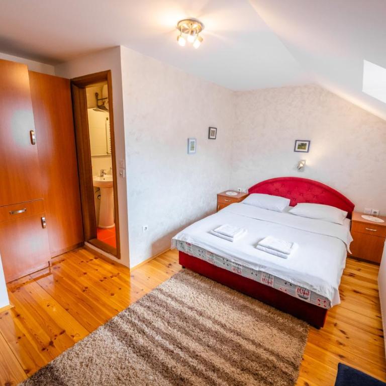 Guesthouse Sandra - Dvokrevetna Soba s Bračnim Krevetom s Pogledom na Vrt - 3