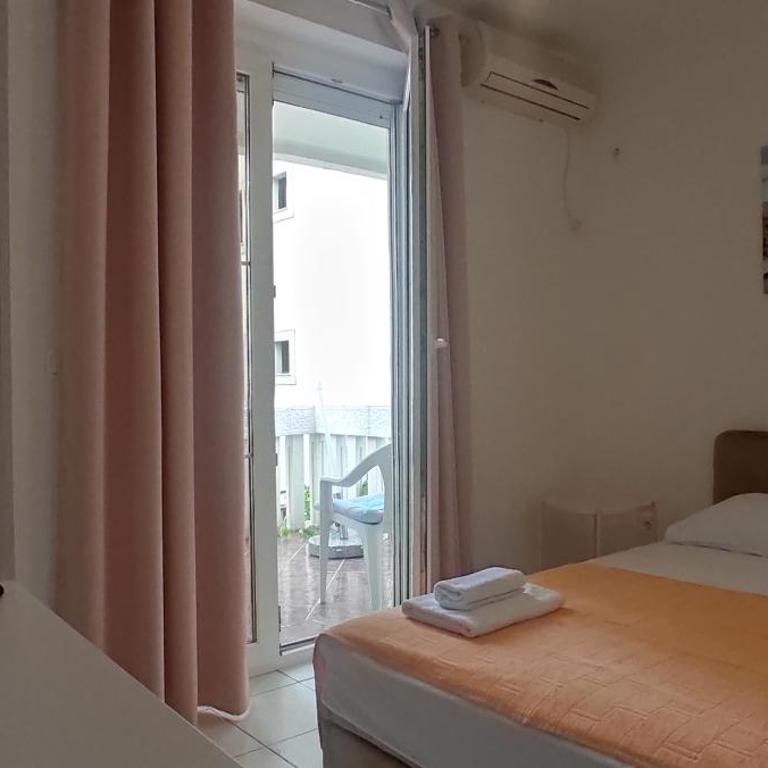 R&A Apartmani Bečići - Dvokrevetna Soba sa Bračnim Krevetom sa Balkonom i Pogledom na More - 3