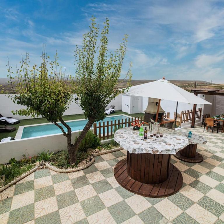 Magnificent villa: 2 private pools, BBQ, garden & parking. 13 per. In Padul - Villa - 3