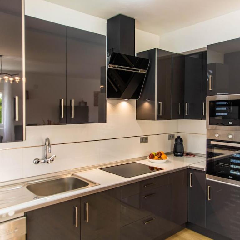 Magnificent villa: 2 private pools, BBQ, garden & parking. 13 per. In Padul - Villa - 8