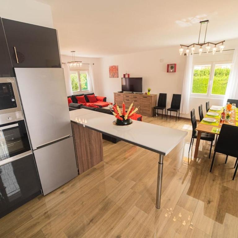 Magnificent villa: 2 private pools, BBQ, garden & parking. 13 per. In Padul - Villa - 14