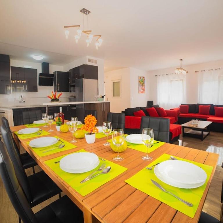 Magnificent villa: 2 private pools, BBQ, garden & parking. 13 per. In Padul - Villa - 25