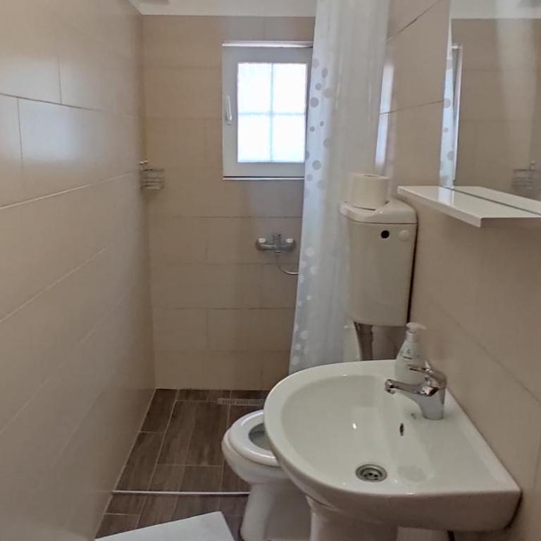 R&A Apartmani Bečići - Dvokrevetna Soba sa Bračnim Krevetom sa Balkonom i Pogledom na More - 3