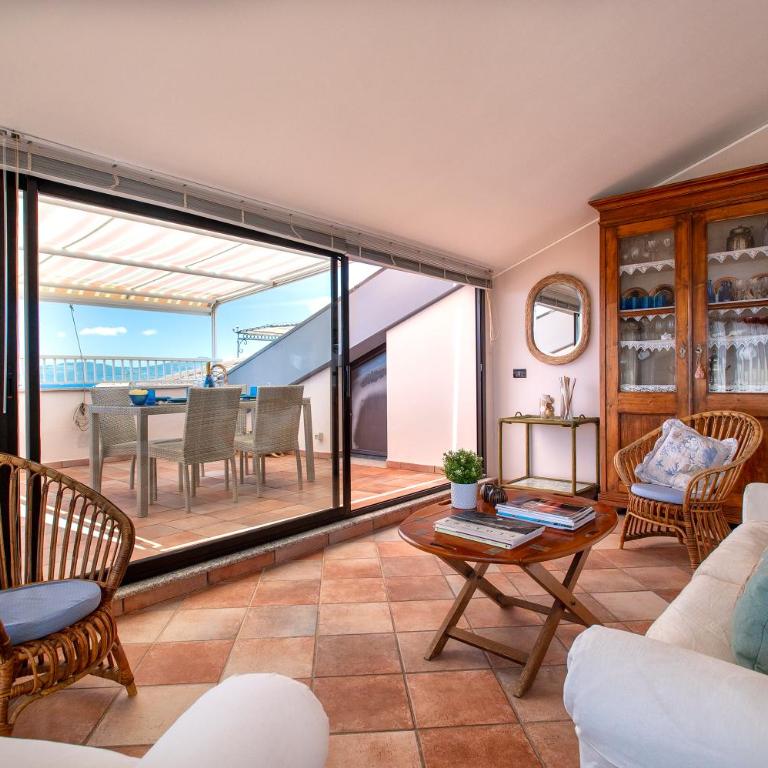 Blue View Penthouse - Magnolia Holidays - Two-Bedroom Apartment - 14