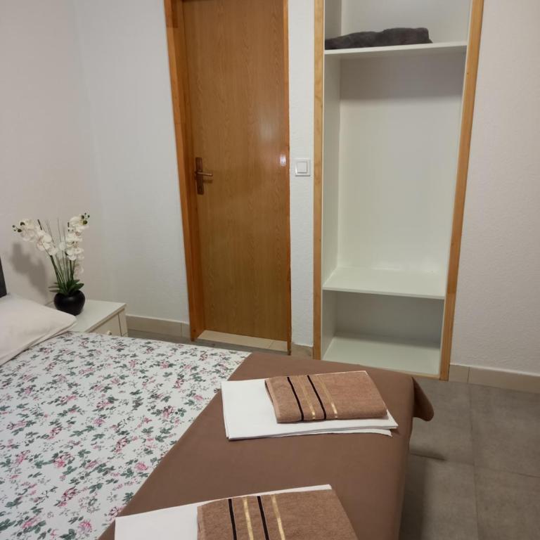 Bugenvilija - Dvokrevetna Soba sa Bračnim Krevetom i Pogledom na More - 5