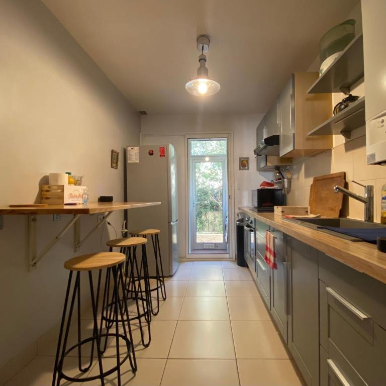 ToulonHost - Le Litardi - Superbe T2 - 2 pas des plages - Clim - Fibre - Chambre Double Deluxe - 16